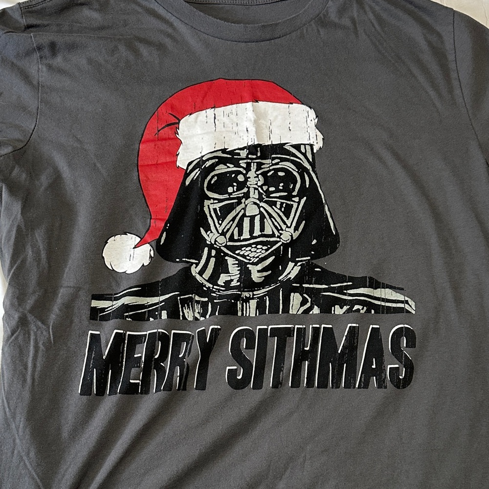 Merry Sithmas Darth Vader Holiday Graphic Tee - Gray with Red Santa Hat